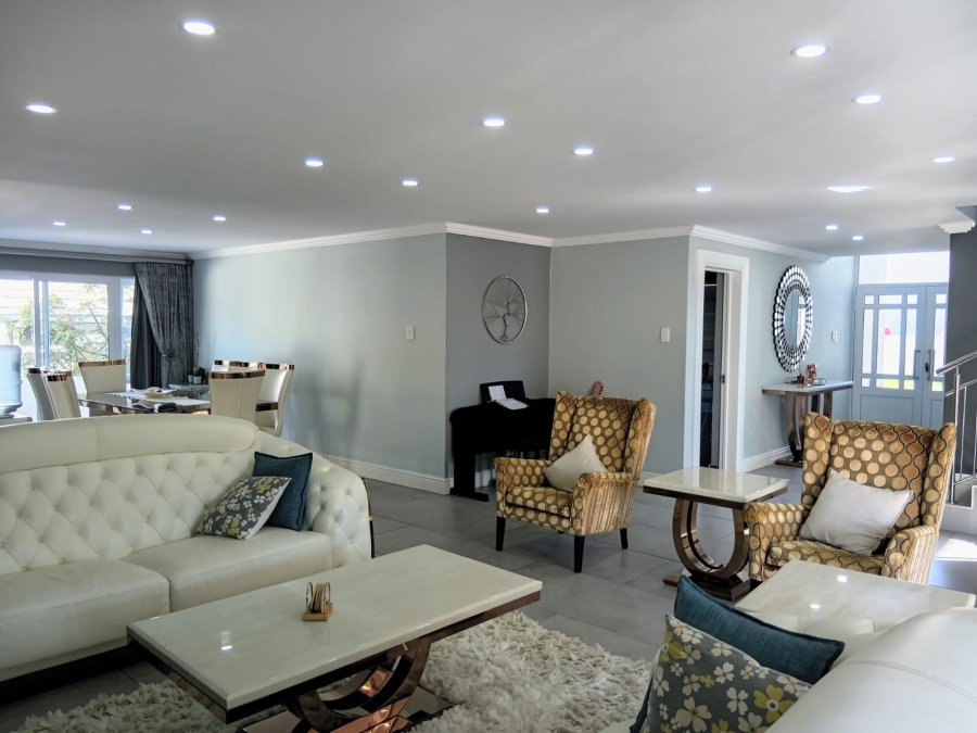 5 Bedroom Property for Sale in Beacon Bay Eastern Cape